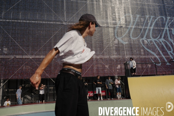 La team Nike SB skate la Cycloïde Plazza devant le Centre Pompidou