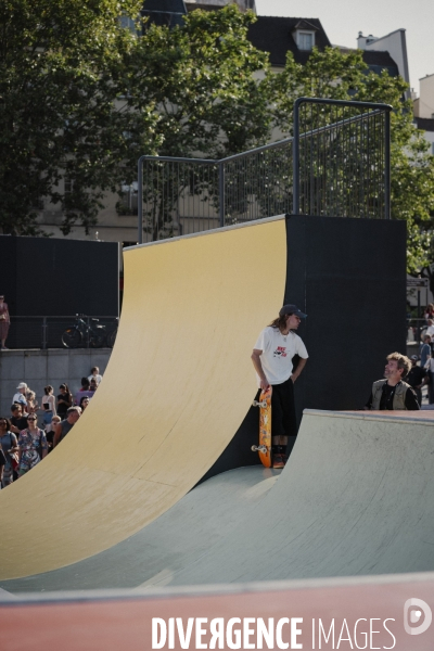La team Nike SB skate la Cycloïde Plazza devant le Centre Pompidou