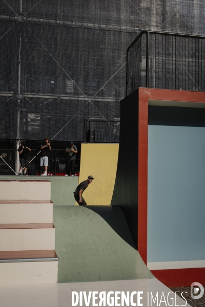 La team Nike SB skate la Cycloïde Plazza devant le Centre Pompidou