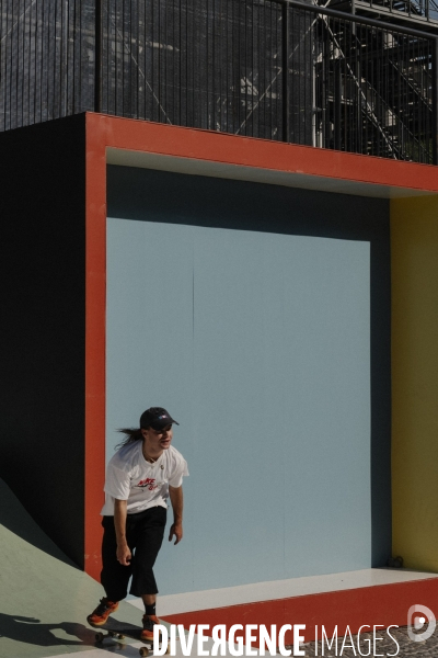 La team Nike SB skate la Cycloïde Plazza devant le Centre Pompidou