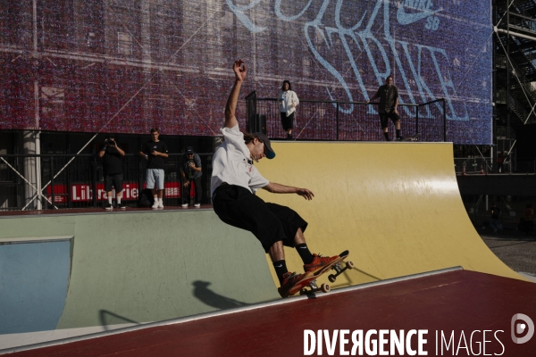 La team Nike SB skate la Cycloïde Plazza devant le Centre Pompidou