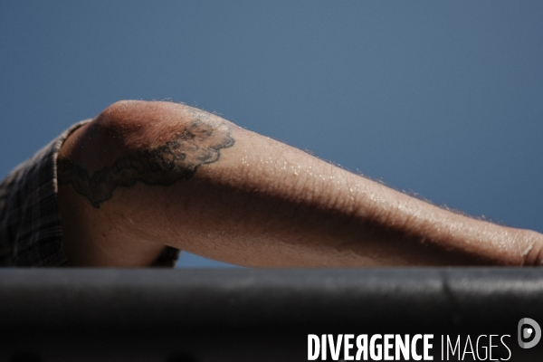 La team Nike SB skate la Cycloïde Plazza devant le Centre Pompidou