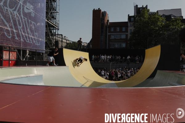 La team Nike SB skate la Cycloïde Plazza devant le Centre Pompidou