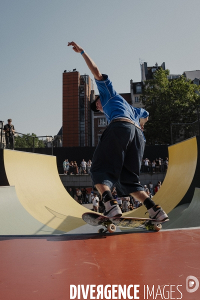 La team Nike SB skate la Cycloïde Plazza devant le Centre Pompidou