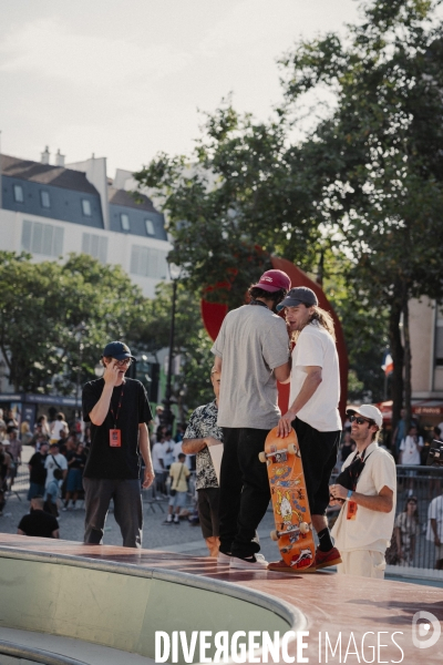 La team Nike SB skate la Cycloïde Plazza devant le Centre Pompidou