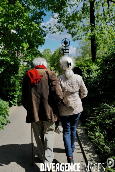 Couple de retraites dans un parc à Paris