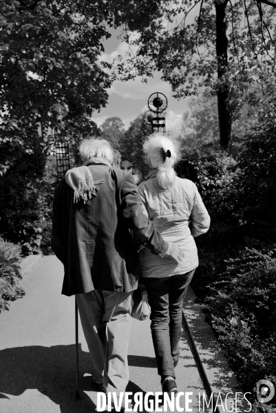 Couple de retraites dans un parc à Paris