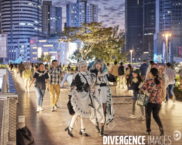 Une jeune femme déguisé devant un centre commercial de  Xujiahui