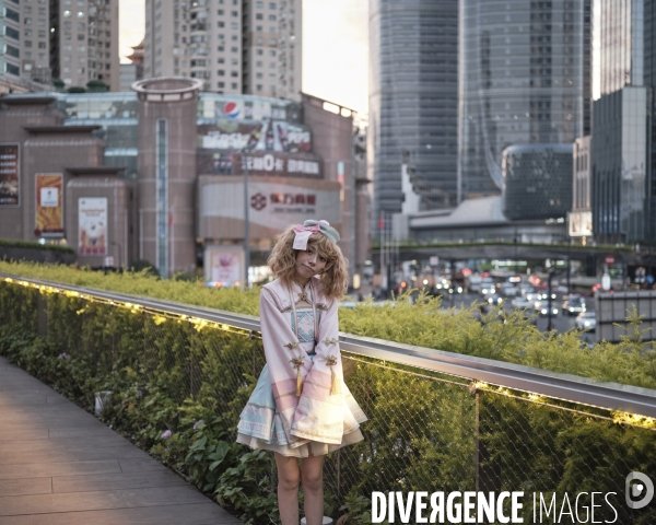 Une jeune femme déguisé devant un centre commercial de  Xujiahui