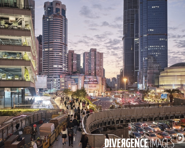 Shanghaï ,passerelle et centres commerciaux du quartier  Xujiahui