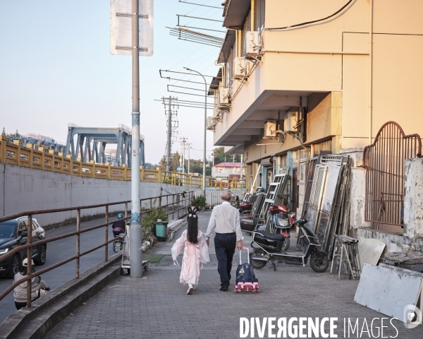 Shanghai, district de Minhang, un homme âgé et une enfant