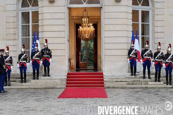 Passation de pouvoir entre Gabriel Attal et Michel Barnier