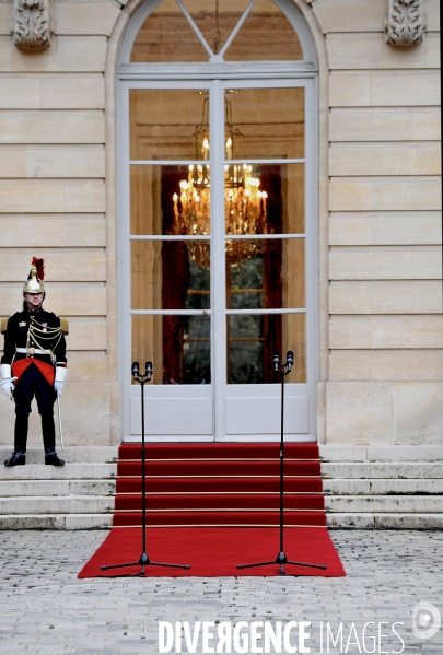 Passation de pouvoir entre Gabriel Attal et Michel Barnier