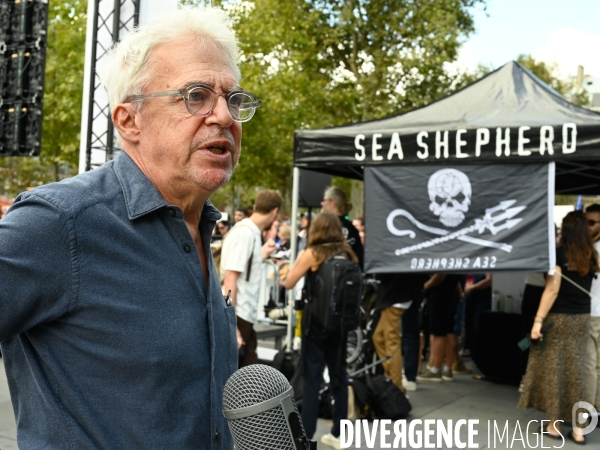 Rassemblement en soutien à Paul Watson, à Paris.