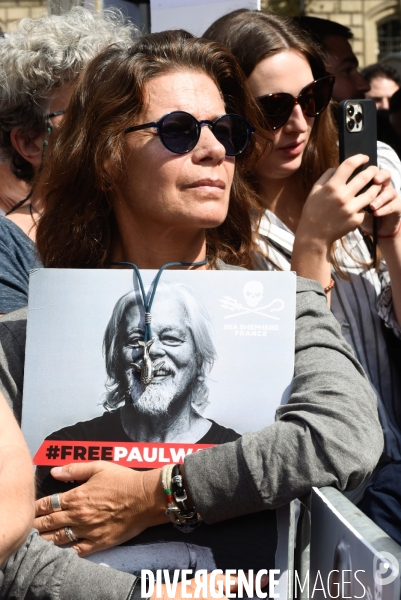 Rassemblement en soutien à Paul Watson, à Paris.