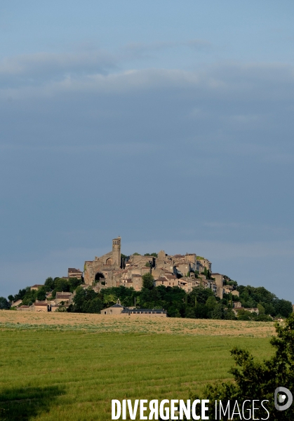 Le village de Cordes sur ciel 