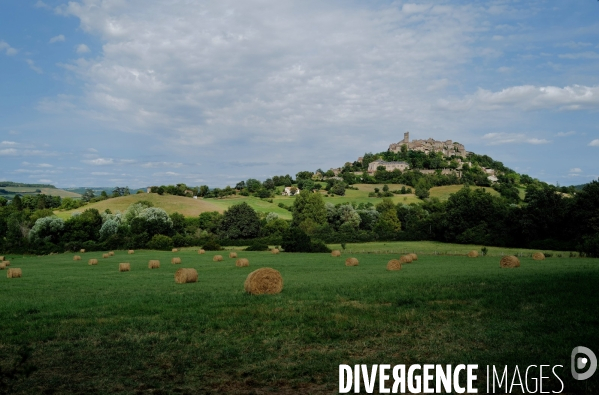 Le village de Cordes sur ciel 