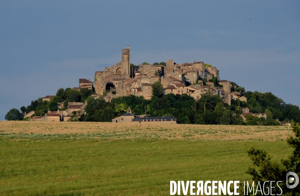 Le village de Cordes sur ciel 