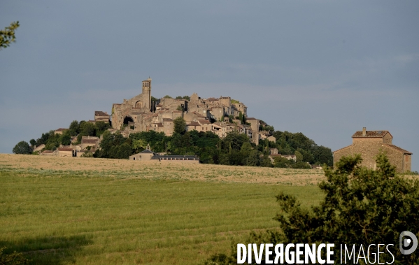 Le village de Cordes sur ciel 