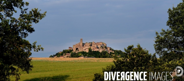 Le village de Cordes sur ciel 