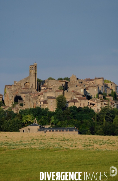 Le village de Cordes sur ciel 