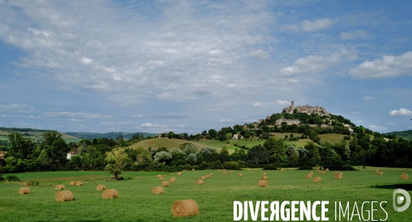 Le village de Cordes sur ciel 
