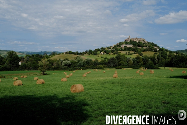 Le village de Cordes sur ciel 