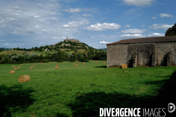 Le village de Cordes sur ciel 
