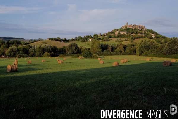 Le village de Cordes sur ciel 
