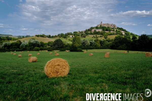 Le village de Cordes sur ciel 