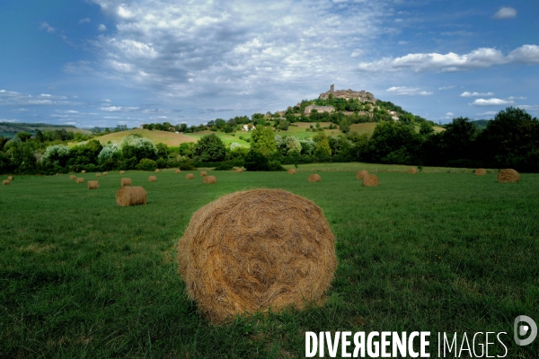 Le village de Cordes sur ciel 