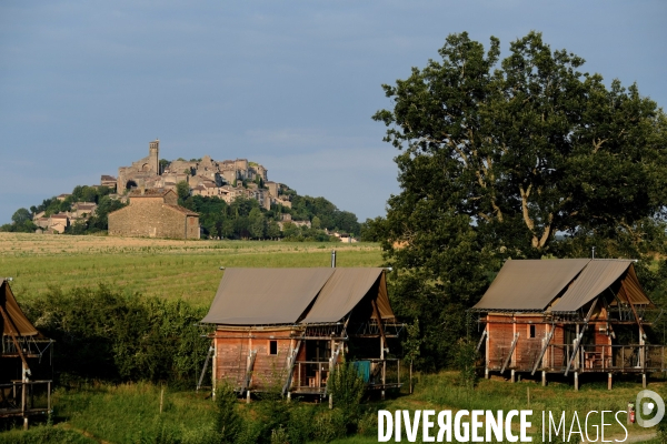 Le village de Cordes sur ciel 
