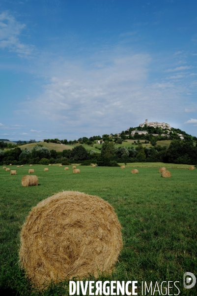 Le village de Cordes sur ciel 