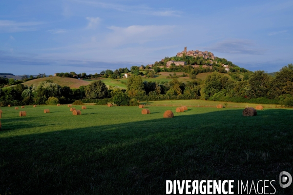 Le village de Cordes sur ciel 