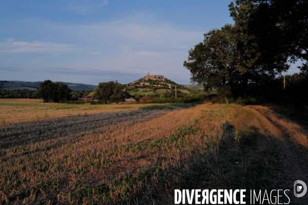Le village de Cordes sur ciel 