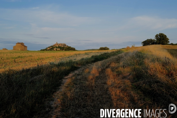 Le village de Cordes sur ciel 