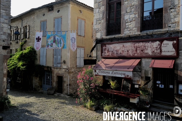 Le village de Cordes sur ciel 