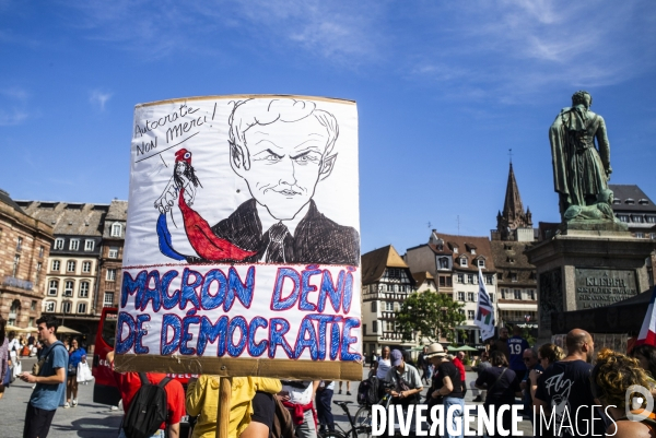 Manifestations contre  le coup de force de Macron  à Strasbourg
