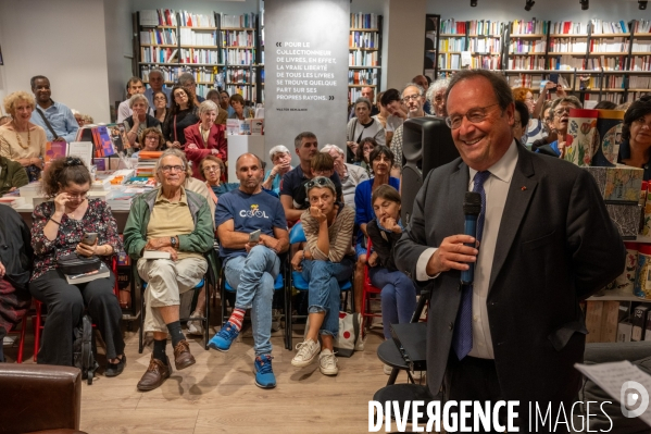 François Hollande dédicace son dernier livre.