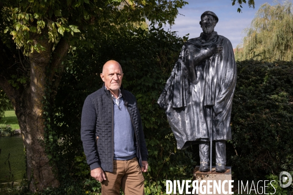 Deboulonnage de la statue de l Abbe Pierre dans un fief d Emmaus