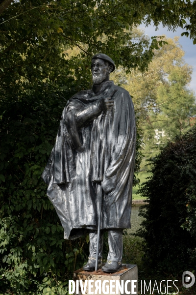 Deboulonnage de la statue de l Abbe Pierre dans un fief d Emmaus