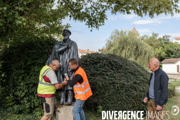 Deboulonnage de la statue de l Abbe Pierre dans un fief d Emmaus