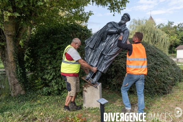 Deboulonnage de la statue de l Abbe Pierre dans un fief d Emmaus