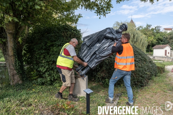 Deboulonnage de la statue de l Abbe Pierre dans un fief d Emmaus