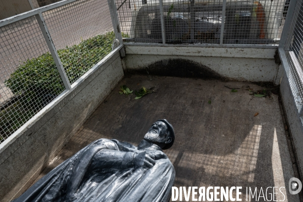 Deboulonnage de la statue de l Abbe Pierre dans un fief d Emmaus