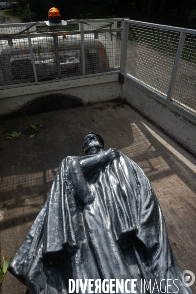 Deboulonnage de la statue de l Abbe Pierre dans un fief d Emmaus