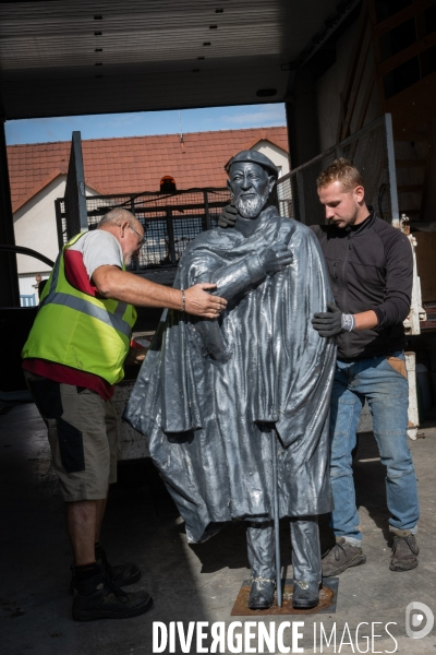 Deboulonnage de la statue de l Abbe Pierre dans un fief d Emmaus