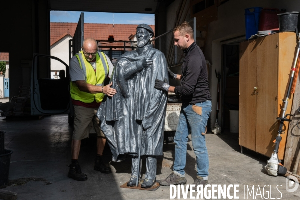 Deboulonnage de la statue de l Abbe Pierre dans un fief d Emmaus