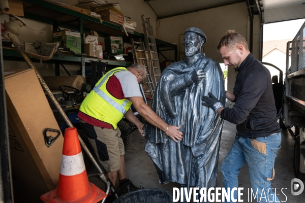 Deboulonnage de la statue de l Abbe Pierre dans un fief d Emmaus