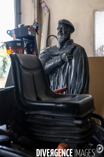 Deboulonnage de la statue de l Abbe Pierre dans un fief d Emmaus